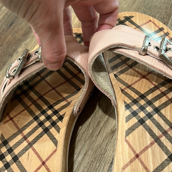 Burberry pink wooden print slides - Picture 7 of 10